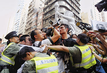 5-hong-kong-protest 2004