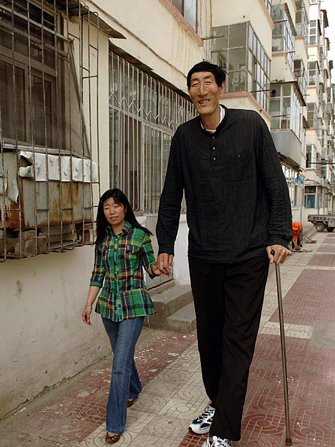 Bao Xishun, at one time the world's tallest man (Chinese)