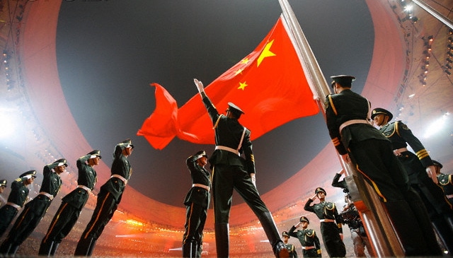 chinese-soldiers-raising-flag-ceremony