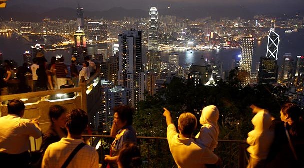 hong_kong_victorial-peak-skyline People viewing the Victoria Peak skyline at night