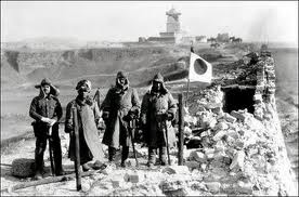 The Japanese army stands victorious on China's Great Wall