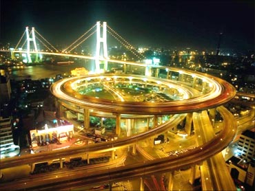 shanghai-china-highway-construction Intertwining highway roads in China